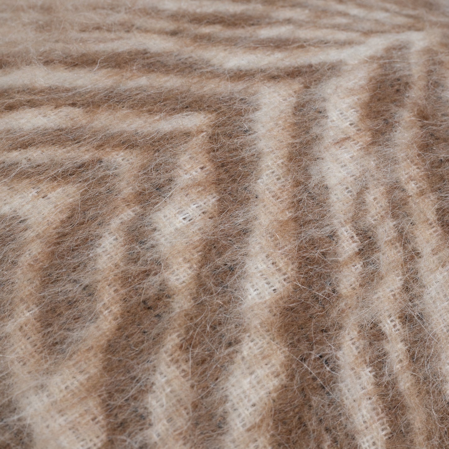 Nahaufnahme Dekokissen im Zebra-Muster in der Farbe beige, hochwertiger Oberstoff, Marke CEI'CIS