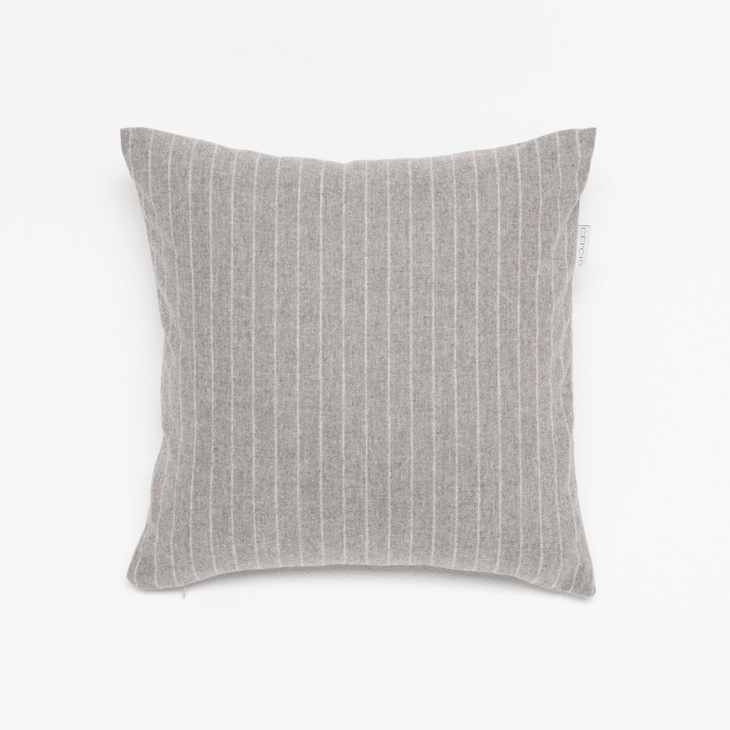 Grau gestreiftes Luxus-Dekokissen 40x40 cm aus Merinowolle – handgefertigt in Deutschland von CEI'CIS®
