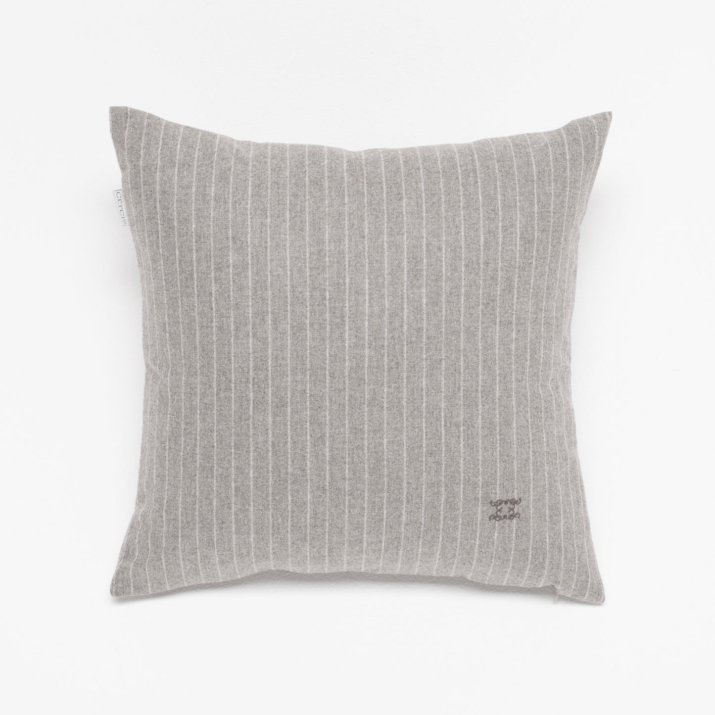 Grau gestreiftes Luxus-Dekokissen 50x50 cm aus Merinowolle – handgefertigt in Deutschland von CEI'CIS®