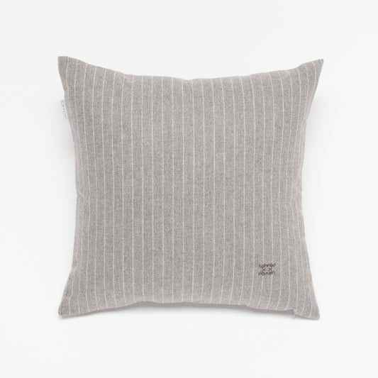 Grau gestreiftes Luxus-Dekokissen 50x50 cm aus Merinowolle – handgefertigt in Deutschland von CEI'CIS®