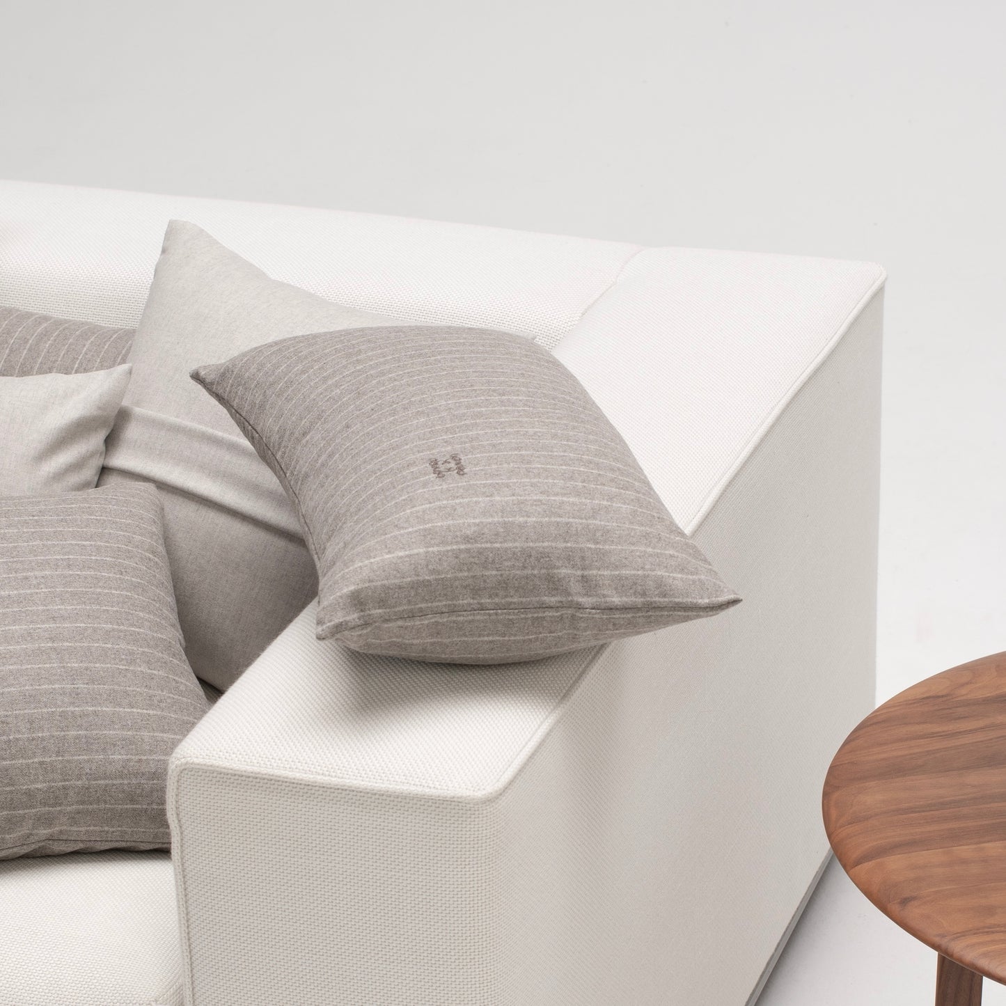 Grau gestreiftes Luxus-Dekokissen 30x50 cm aus Merinowolle – handgefertigt in Deutschland von CEI'CIS®