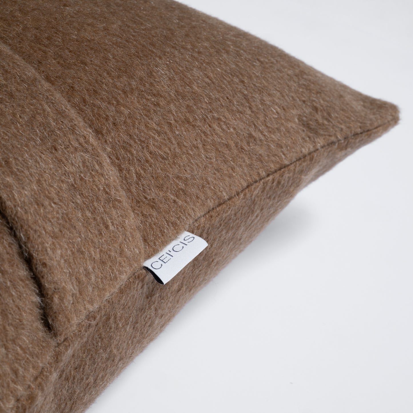 Nahaufnahme Dekokissen 40×40 cm aus 100% Alpaka in braun, Marke CEI'CIS 