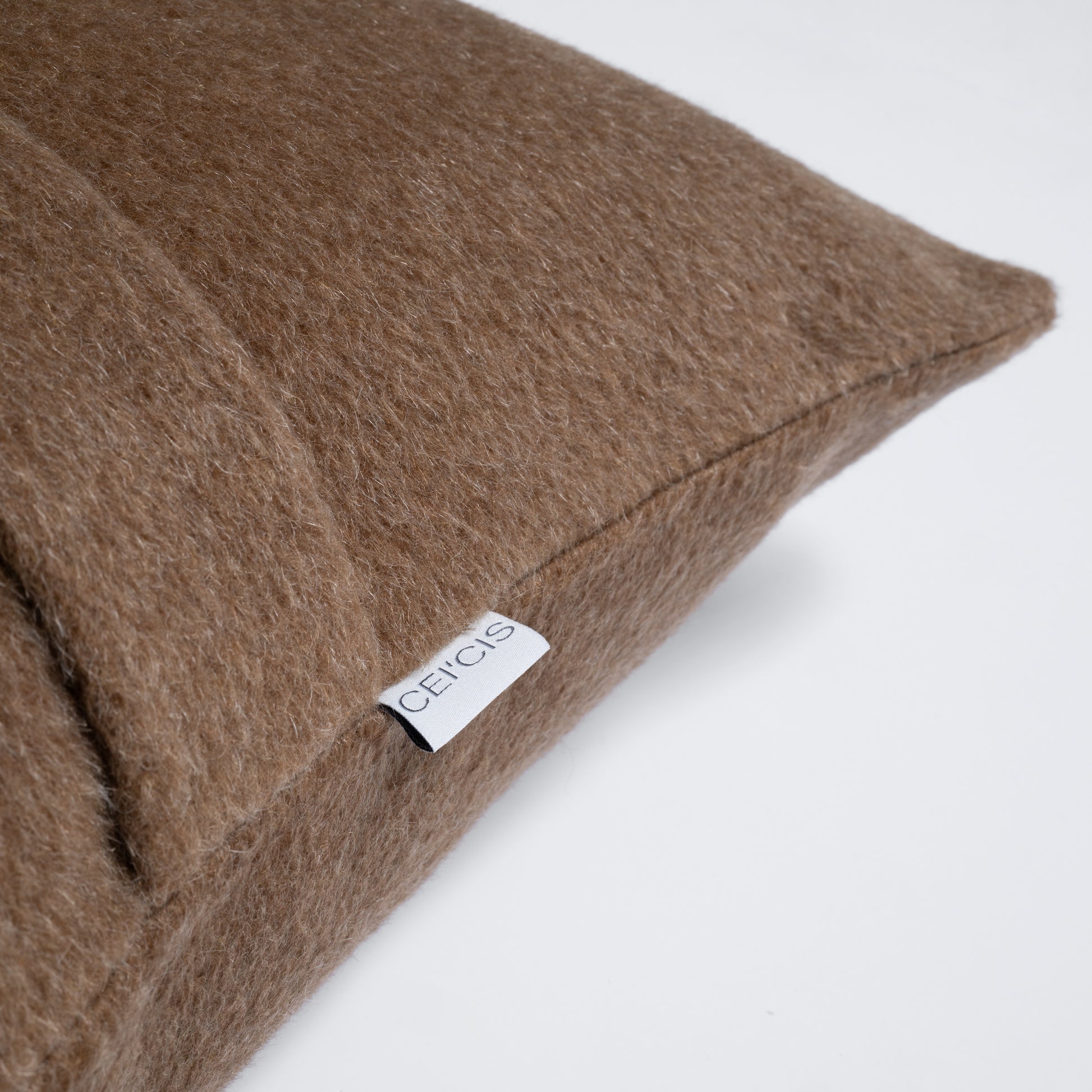 Nahaufnahme Dekokissen 40×40 cm aus 100% Alpaka in braun, Marke CEI'CIS 