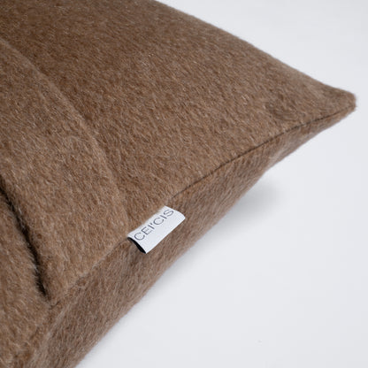 Nahaufnahme Dekokissen 40×40 cm aus 100% Alpaka in braun, Marke CEI'CIS 