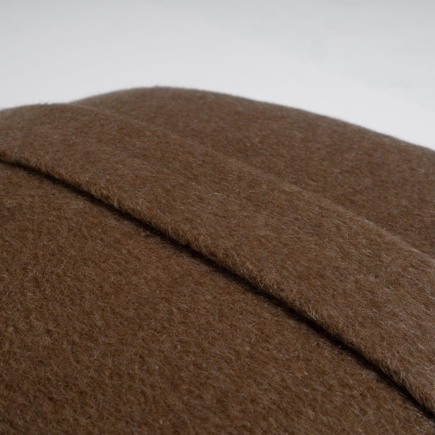 Nahaufnahme Dekokissen 40×40 cm aus 100% Alpaka in braun, Marke CEI'CIS 