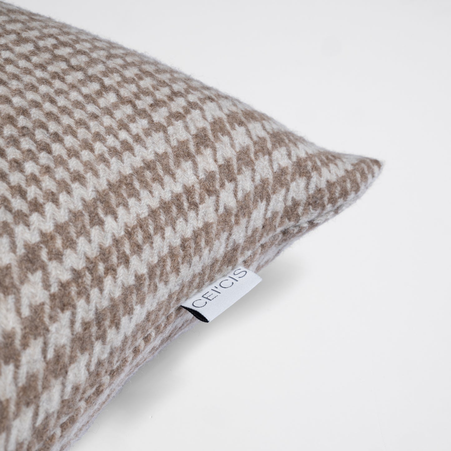 Nahaufnahme Kissen aus 95% Merinowolle und 5% Kaschmir in beige mit Hahnentritt-Muster, Marke CEI'CIS