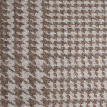 Nahaufnahme Kissen aus 95% Merinowolle und 5% Kaschmir in beige mit Hahnentritt-Muster, Marke CEI'CIS