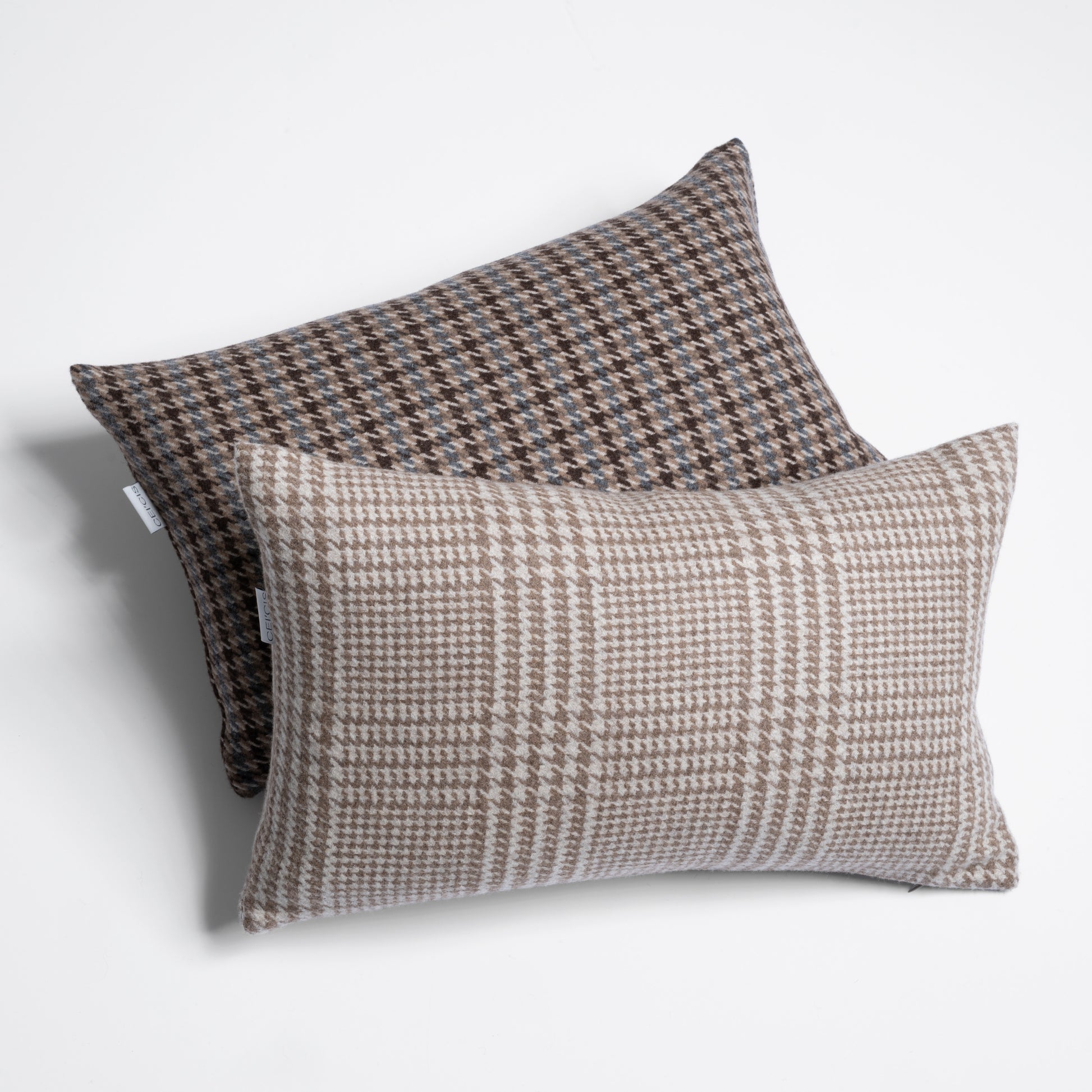 Kissen aus 95% Merinowolle und 5% Kaschmir in beige mit Hahnentritt-Muster und Kissen Karo-Muster in braun, blau, beige,  Marke CEI'CIS