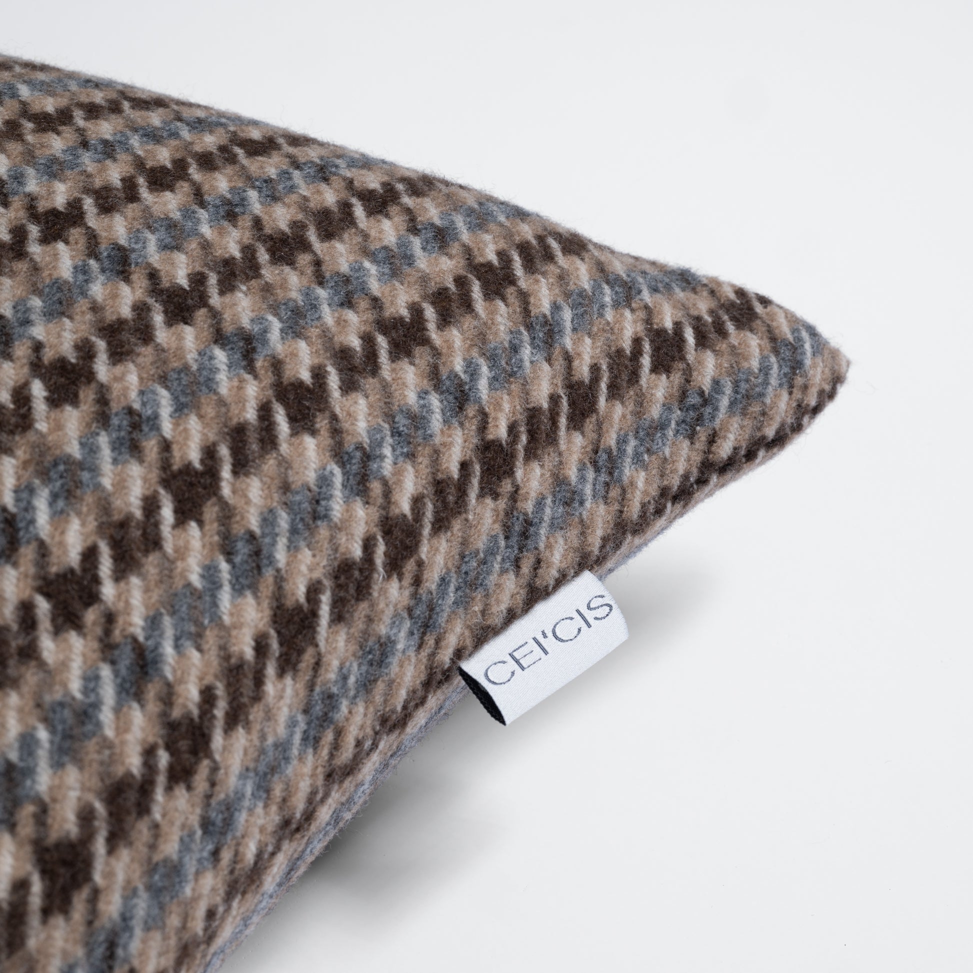Nahaufnahme Kissen 30x50 cm mit Karo-Muster in braun-blau-creme, 95% Merinowolle, 5% Kaschmir, Marke CEI'CIS