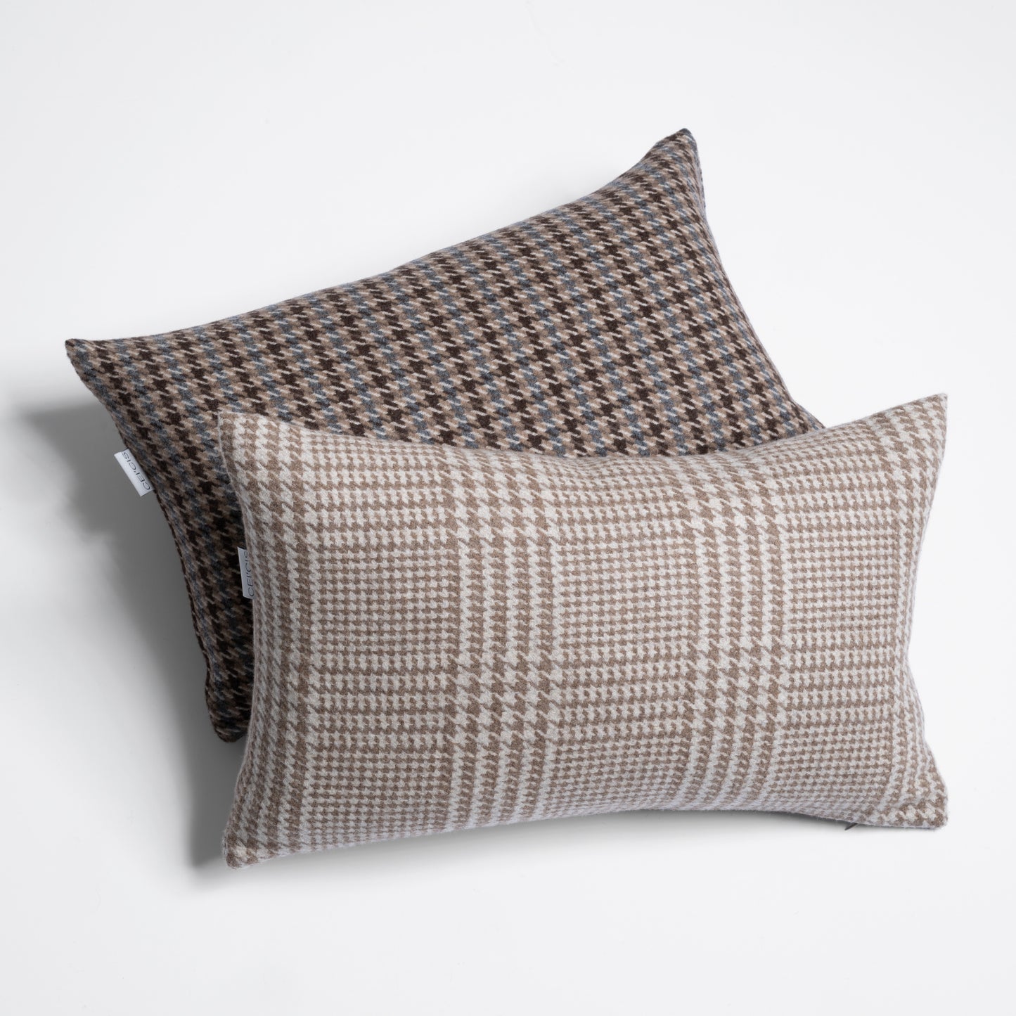 Kissen aus 95% Merinowolle und 5% Kaschmir in beige mit Hahnentritt-Muster und Kissen Karo-Muster in braun, blau, beige,  Marke CEI'CIS