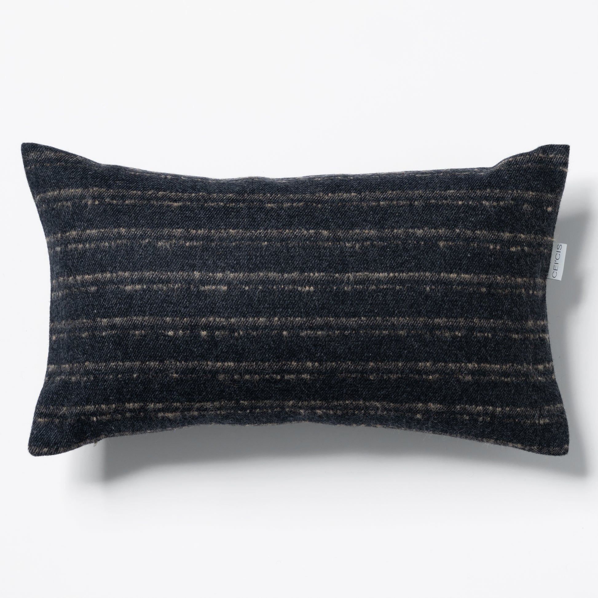 Dunkelgraues quadratisches Dekokissen 30×50 cm aus 100% Merinowolle mit Streifenmuster, Marke CEI'CIS