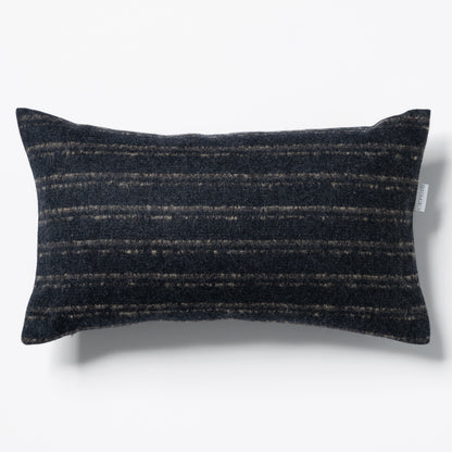 Dunkelgraues quadratisches Dekokissen 30×50 cm aus 100% Merinowolle mit Streifenmuster, Marke CEI'CIS