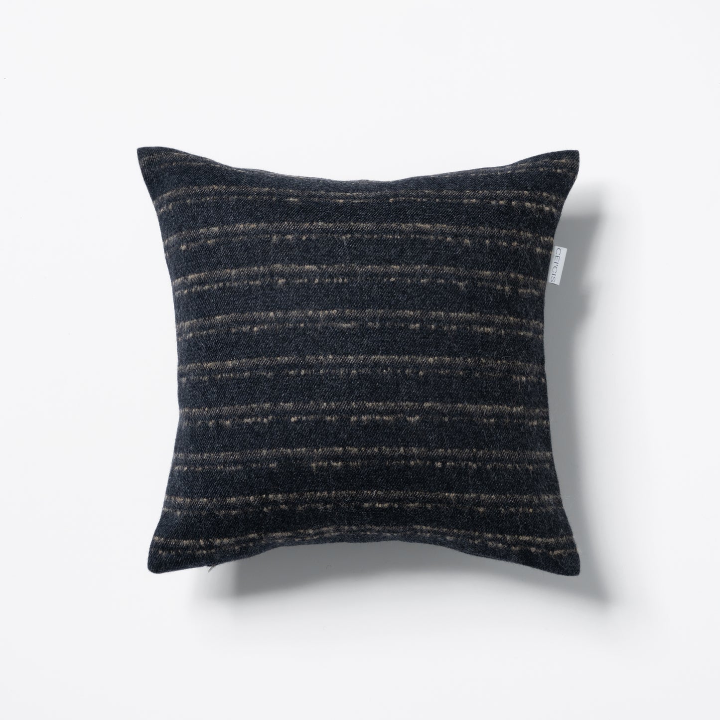 Dunkelgraues quadratisches Dekokissen 40×40 cm aus 100% Merinowolle mit Streifenmuster, Marke CEI'CIS