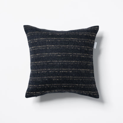 Dunkelgraues quadratisches Dekokissen 40×40 cm aus 100% Merinowolle mit Streifenmuster, Marke CEI'CIS