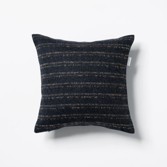 Dunkelgraues quadratisches Dekokissen 40×40 cm aus 100% Merinowolle mit Streifenmuster, Marke CEI'CIS