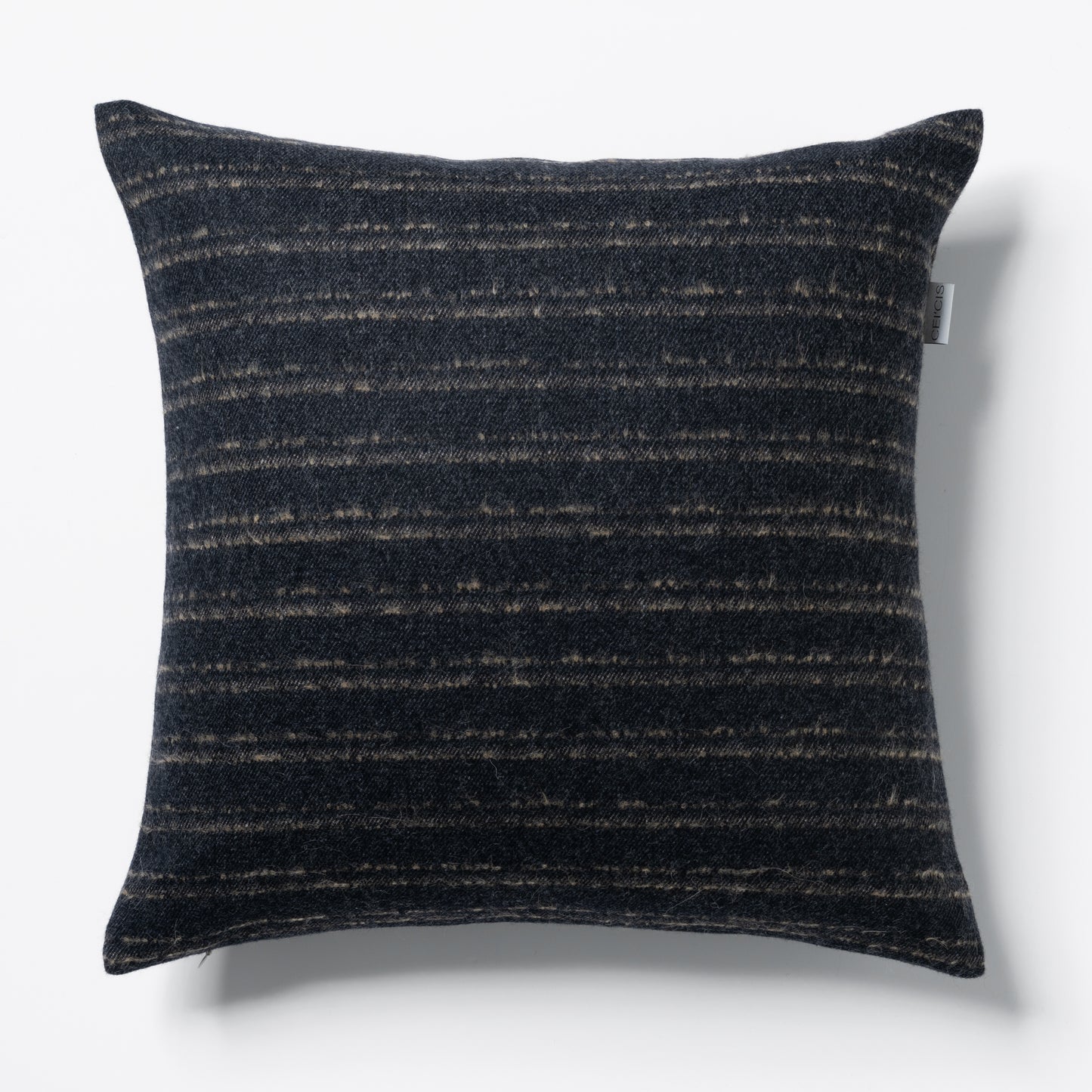 Dunkelgraues quadratisches Dekokissen 50×50 cm aus 100% Merinowolle mit Streifenmuster, Marke CEI'CIS