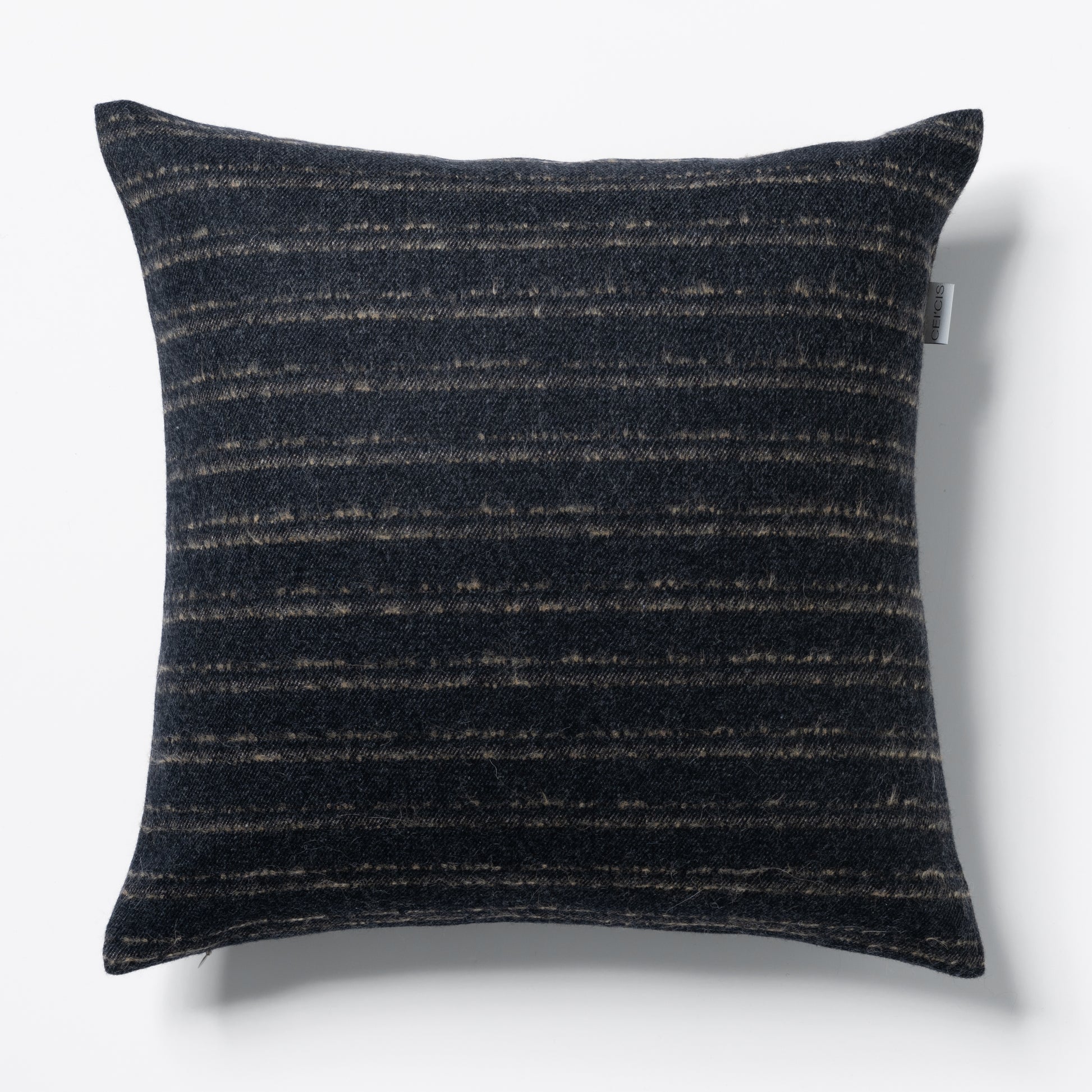 Dunkelgraues quadratisches Dekokissen 50×50 cm aus 100% Merinowolle mit Streifenmuster, Marke CEI'CIS
