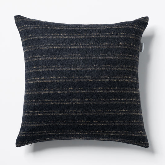 Dunkelgraues quadratisches Dekokissen 50×50 cm aus 100% Merinowolle mit Streifenmuster, Marke CEI'CIS