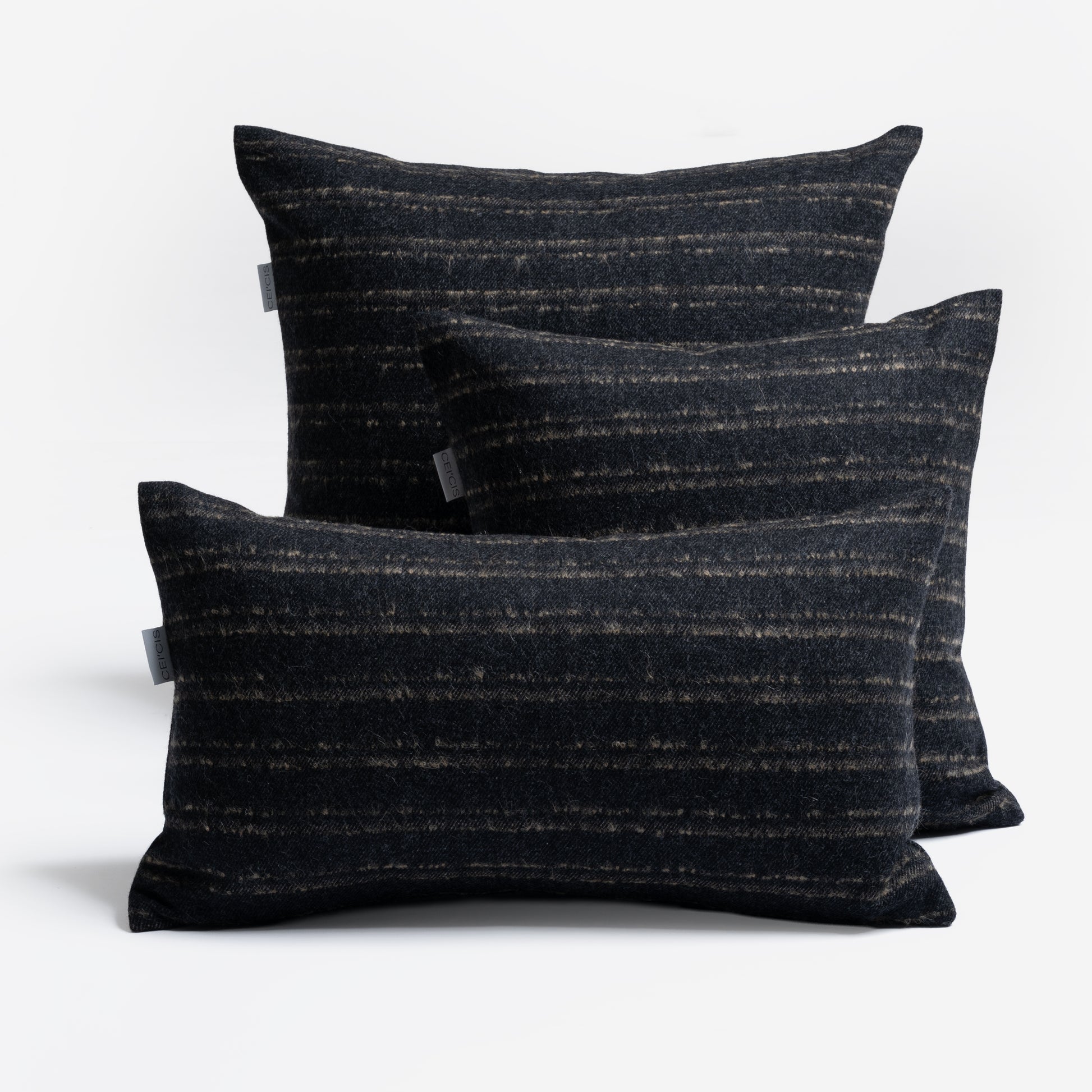 Dunkelgraue Dekokissen aus 100% Merinowolle mit Streifenmuster, Marke CEI'CIS