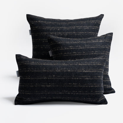 Dunkelgraue Dekokissen aus 100% Merinowolle mit Streifenmuster, Marke CEI'CIS