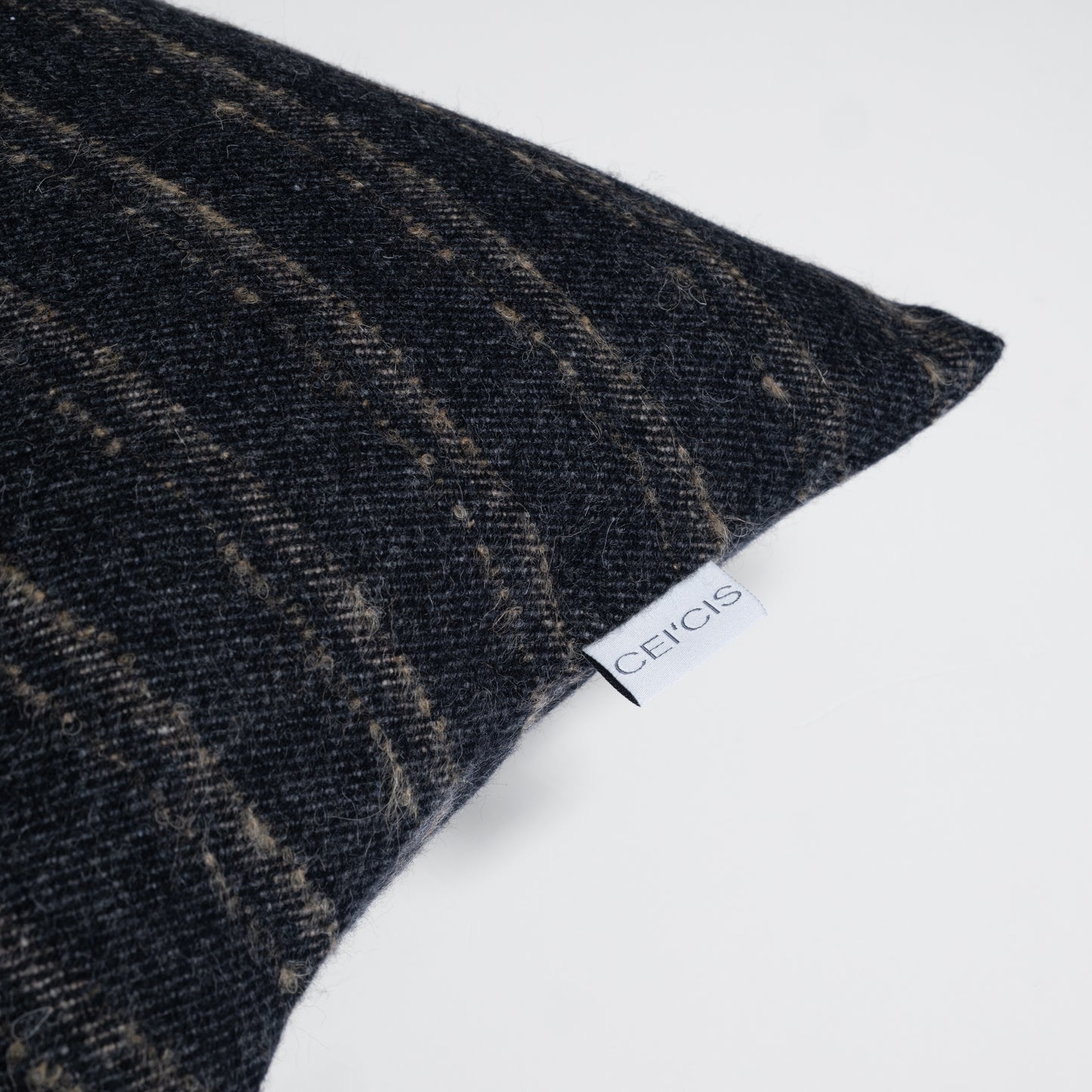 Nahaufnahme dunkelgraues quadratisches Dekokissen 30×50 cm aus 100% Merinowolle mit Streifenmuster, Marke CEI'CIS