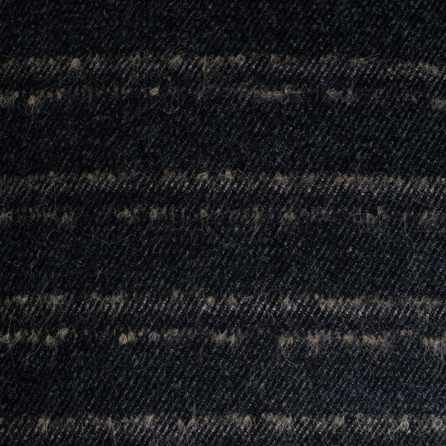 Nahaufnahme von dunkelgrauem Dekokissen 30×50 cm aus 100% Merinowolle mit Streifenmuster, Marke CEI'CIS