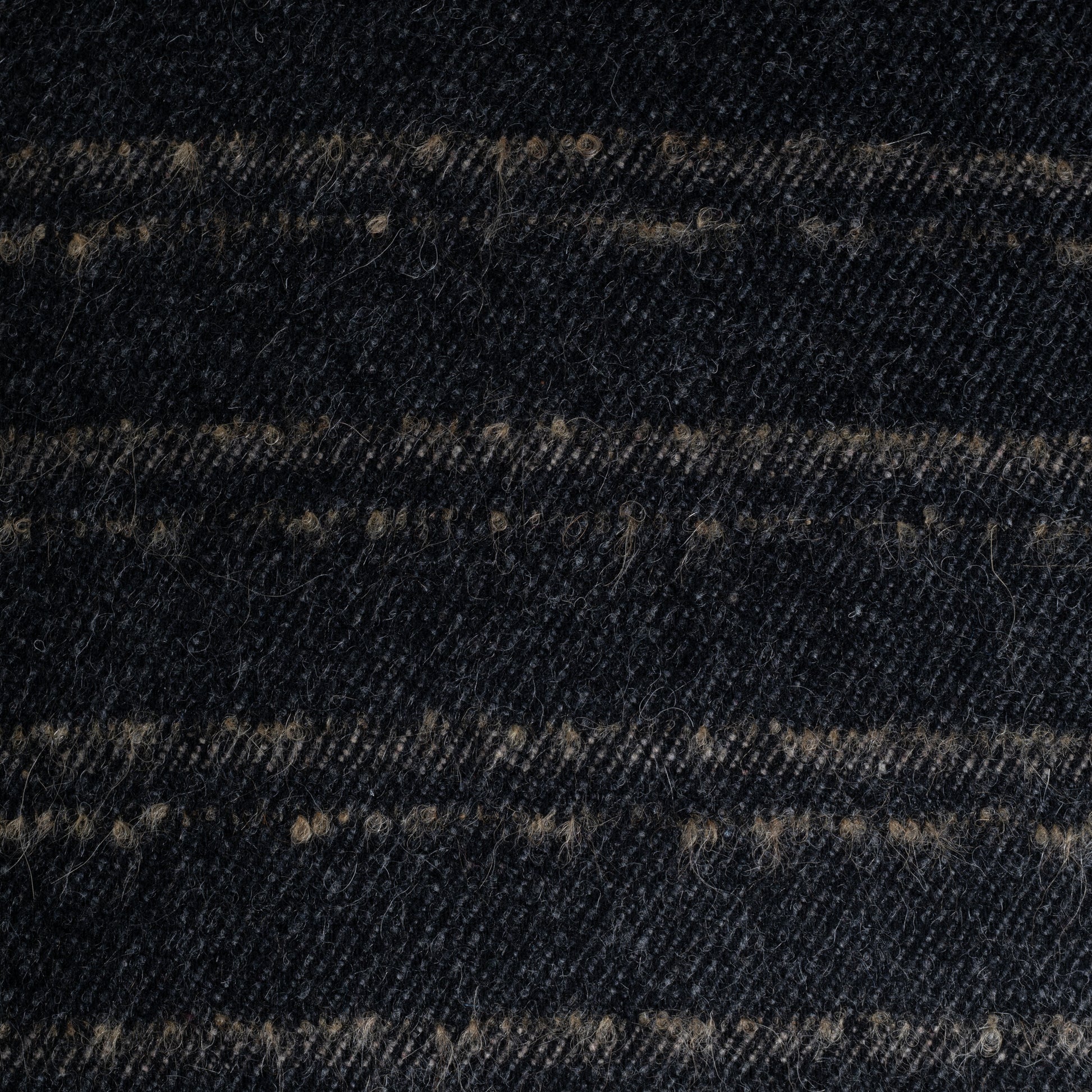 Nahaufnahme von dunkelgrauem Dekokissen 30×50 cm aus 100% Merinowolle mit Streifenmuster, Marke CEI'CIS