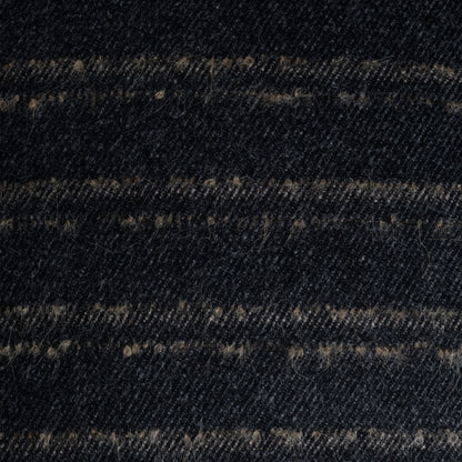 Nahaufnahme von dunkelgrauem Dekokissen 30×50 cm aus 100% Merinowolle mit Streifenmuster, Marke CEI'CIS