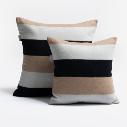 Dekokissen aus 88% Merinowolle und 12% Kaschmir mit Streifenmuster in weiß, schwarz, beige, Marke CEI'CIS 