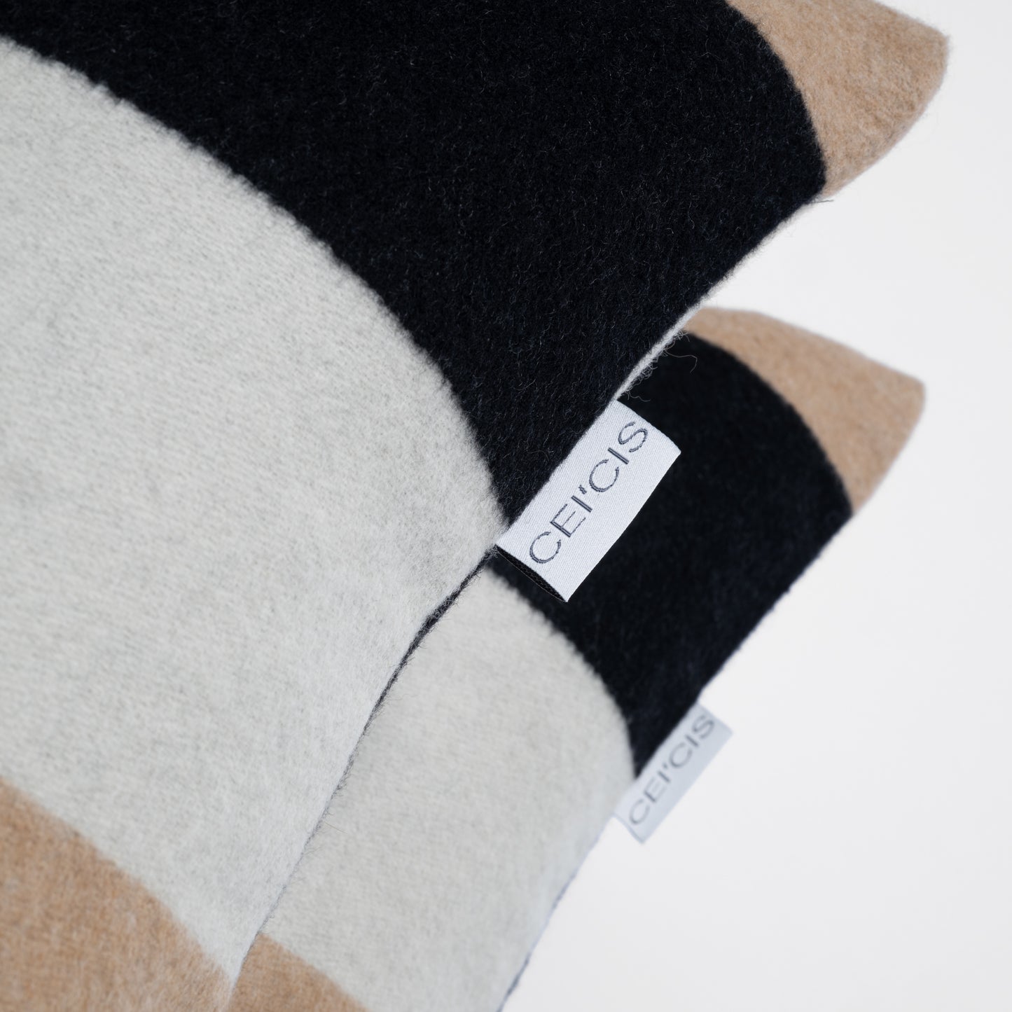 Nahaufnahme Dekokissen aus 88% Merinowolle und 12% Kaschmir mit Streifenmuster in weiß, schwarz, beige, Marke CEI'CIS 