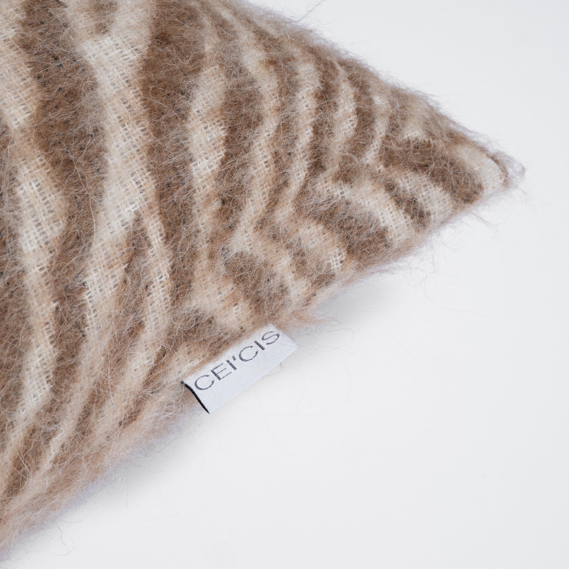 Nahaufnahme Etikett Dekokissen im Zebra-Muster in der Farbe beige, hochwertiger Oberstoff, Marke CEI'CIS