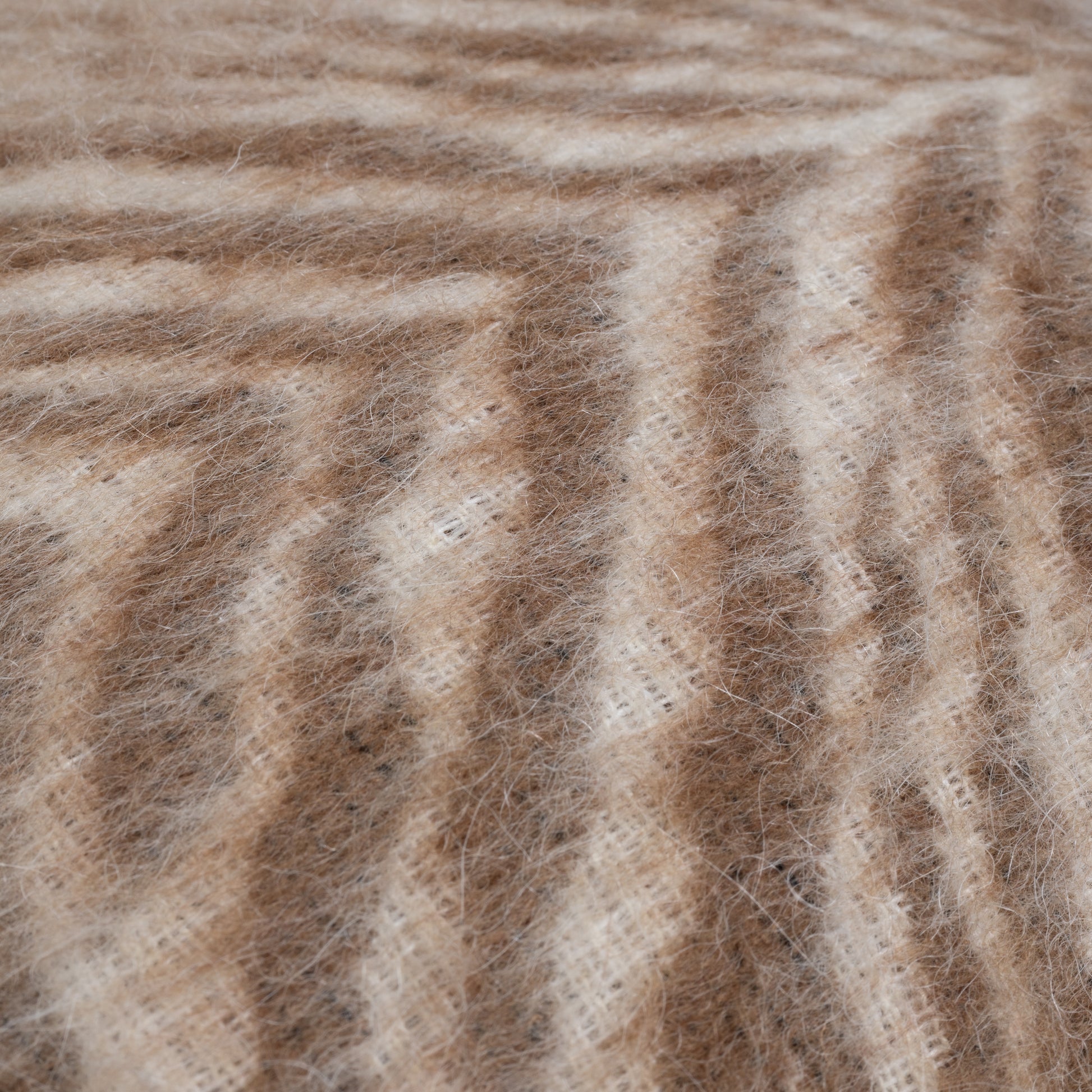 Nahaufnahme Dekokissen im Zebra-Muster in der Farbe beige, hochwertiger Oberstoff, Marke CEI'CIS