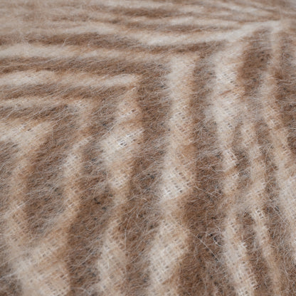 Nahaufnahme Dekokissen im Zebra-Muster in der Farbe beige, hochwertiger Oberstoff, Marke CEI'CIS