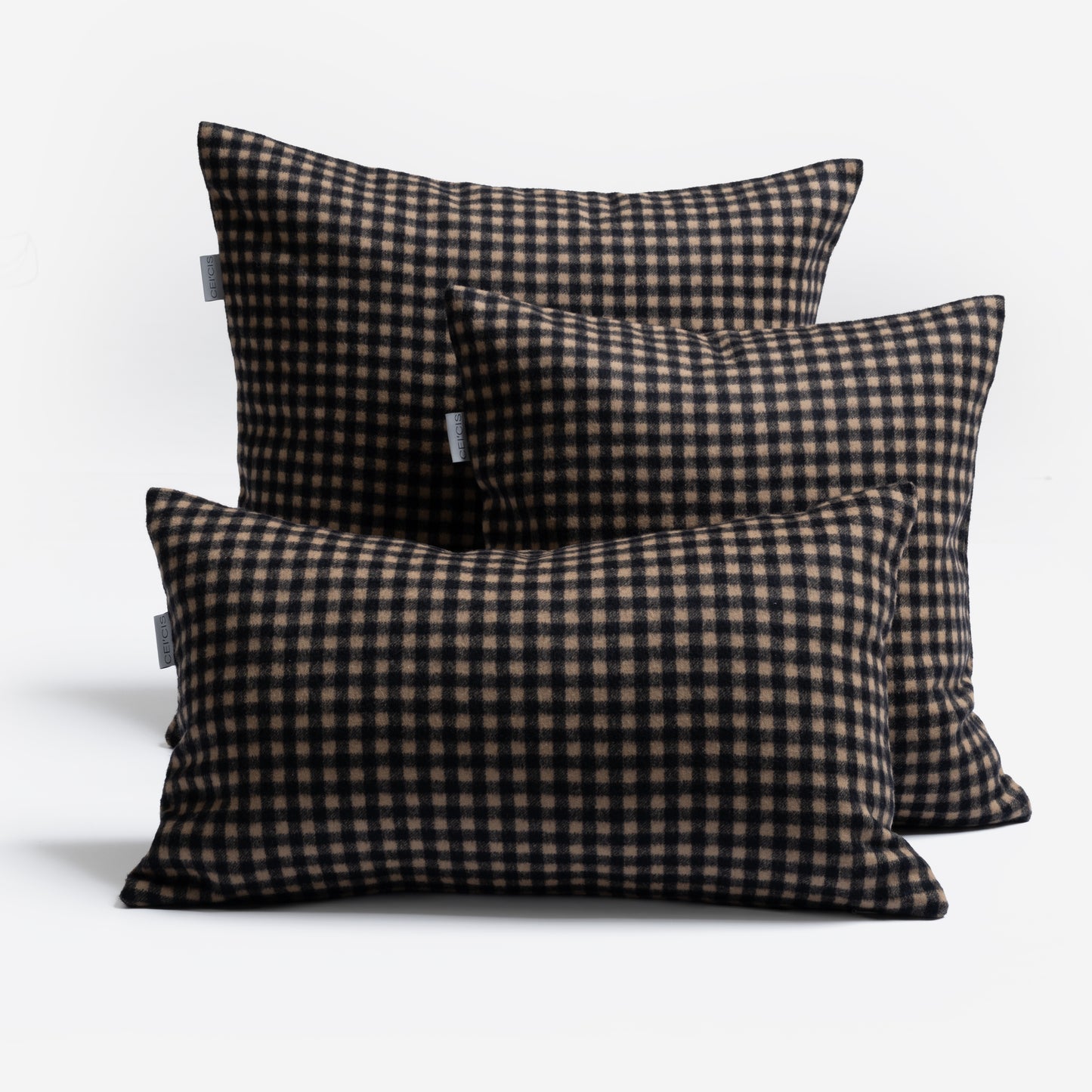 Kissen in verschiedenen Größen mit Karo-Muster in beige-schwarz aus 100% Alpaka, Marke CEI'CIS