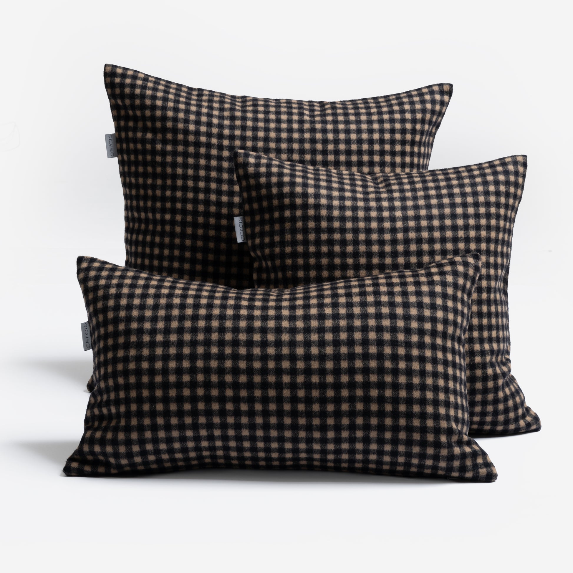 Kissen in verschiedenen Größen mit Karo-Muster in beige-schwarz aus 100% Alpaka, Marke CEI'CIS