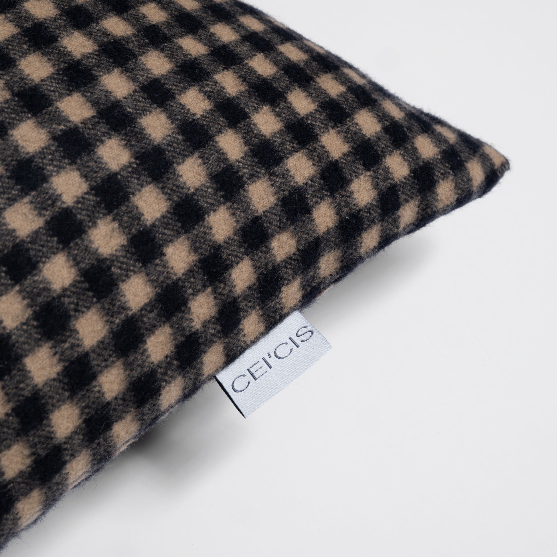 Nahaufnahme Kissen mit Karo-Muster in beige-schwarz aus 100% Alpaka, Marke CEI'CIS