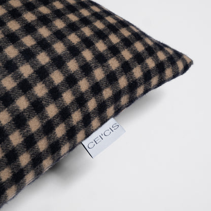 Nahaufnahme Kissen mit Karo-Muster in beige-schwarz aus 100% Alpaka, Marke CEI'CIS