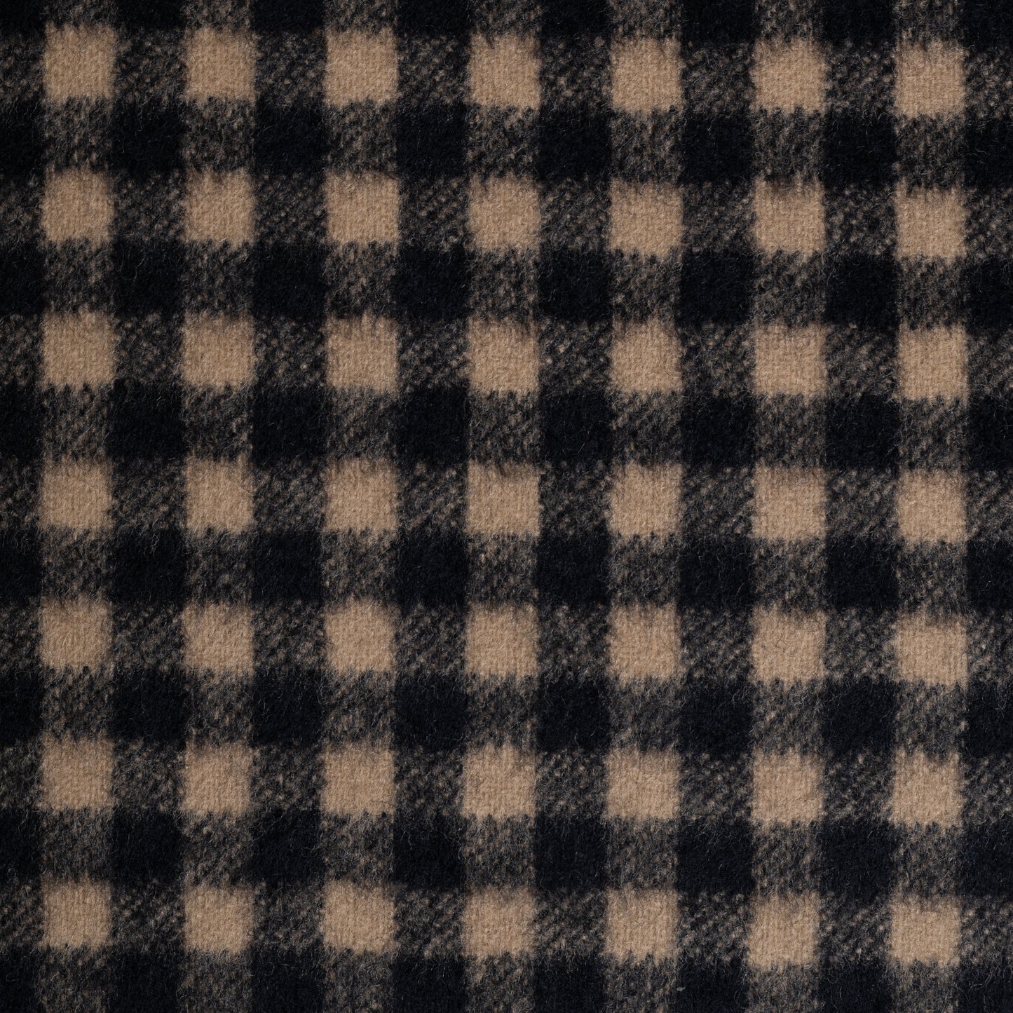 Nahaufnahme Kissen mit Karo-Muster in beige-schwarz aus 100% Alpaka, Marke CEI'CIS