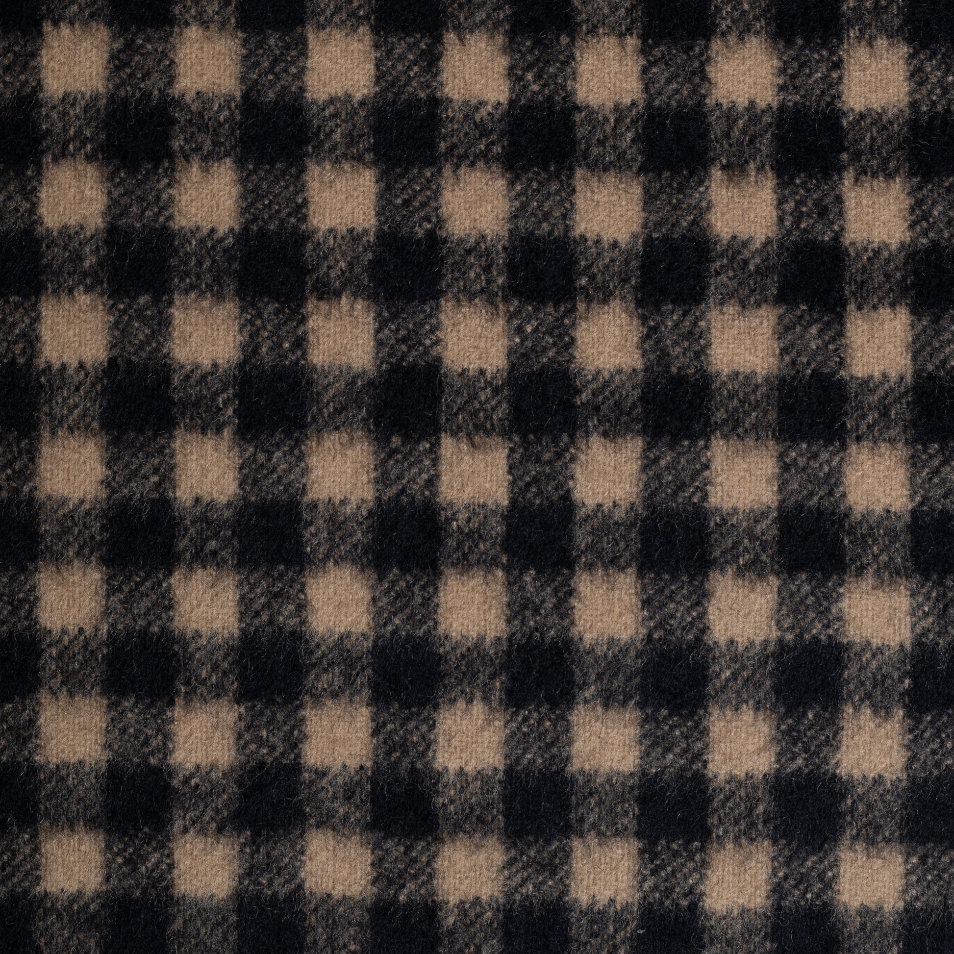 Nahaufnahme Kissen mit Karo-Muster in beige-schwarz aus 100% Alpaka, Marke CEI'CIS