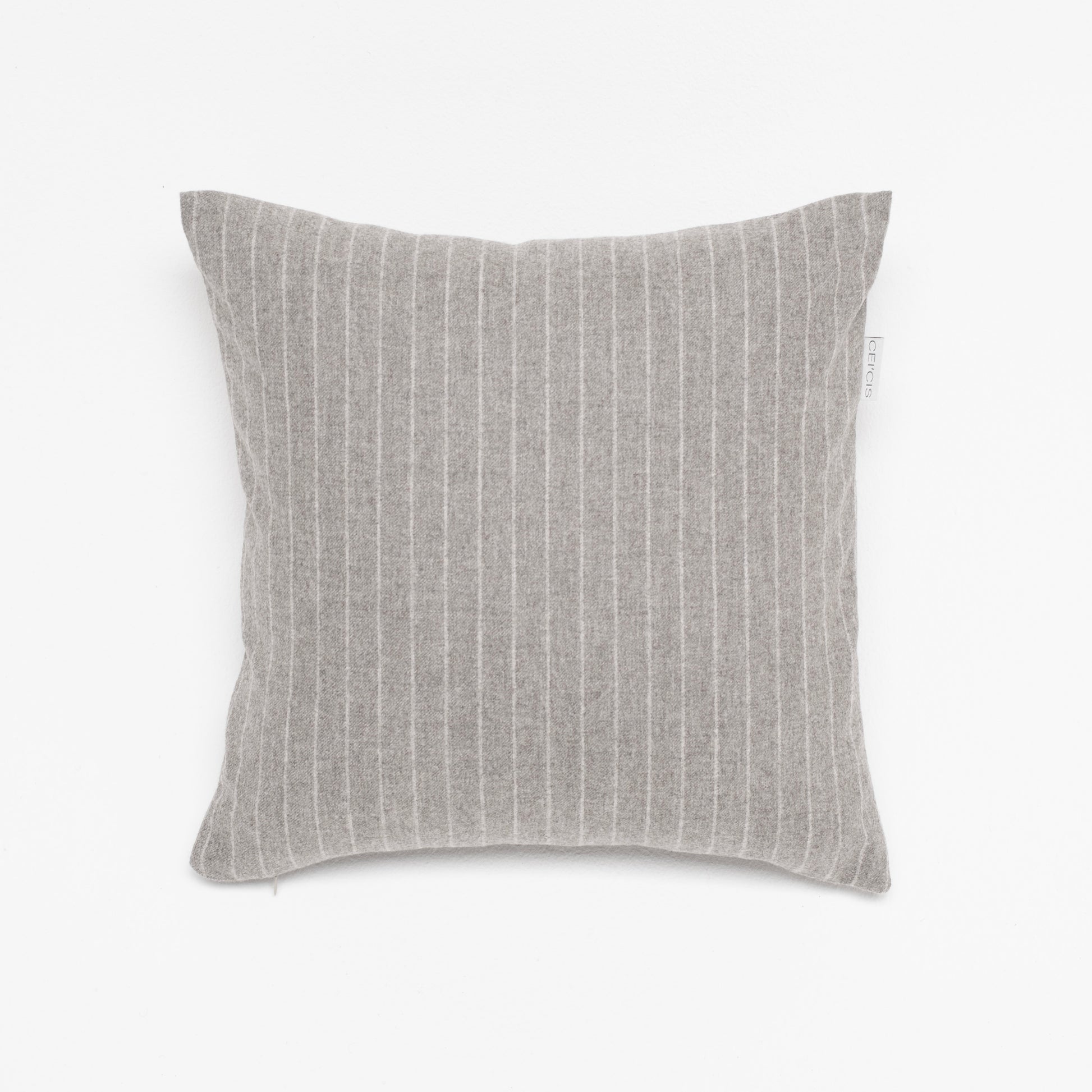 Grau gestreiftes Luxus-Dekokissen 40x40 cm aus Merinowolle – handgefertigt in Deutschland von CEI'CIS®