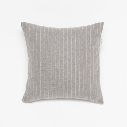 Grau gestreiftes Luxus-Dekokissen 40x40 cm aus Merinowolle – handgefertigt in Deutschland von CEI'CIS®