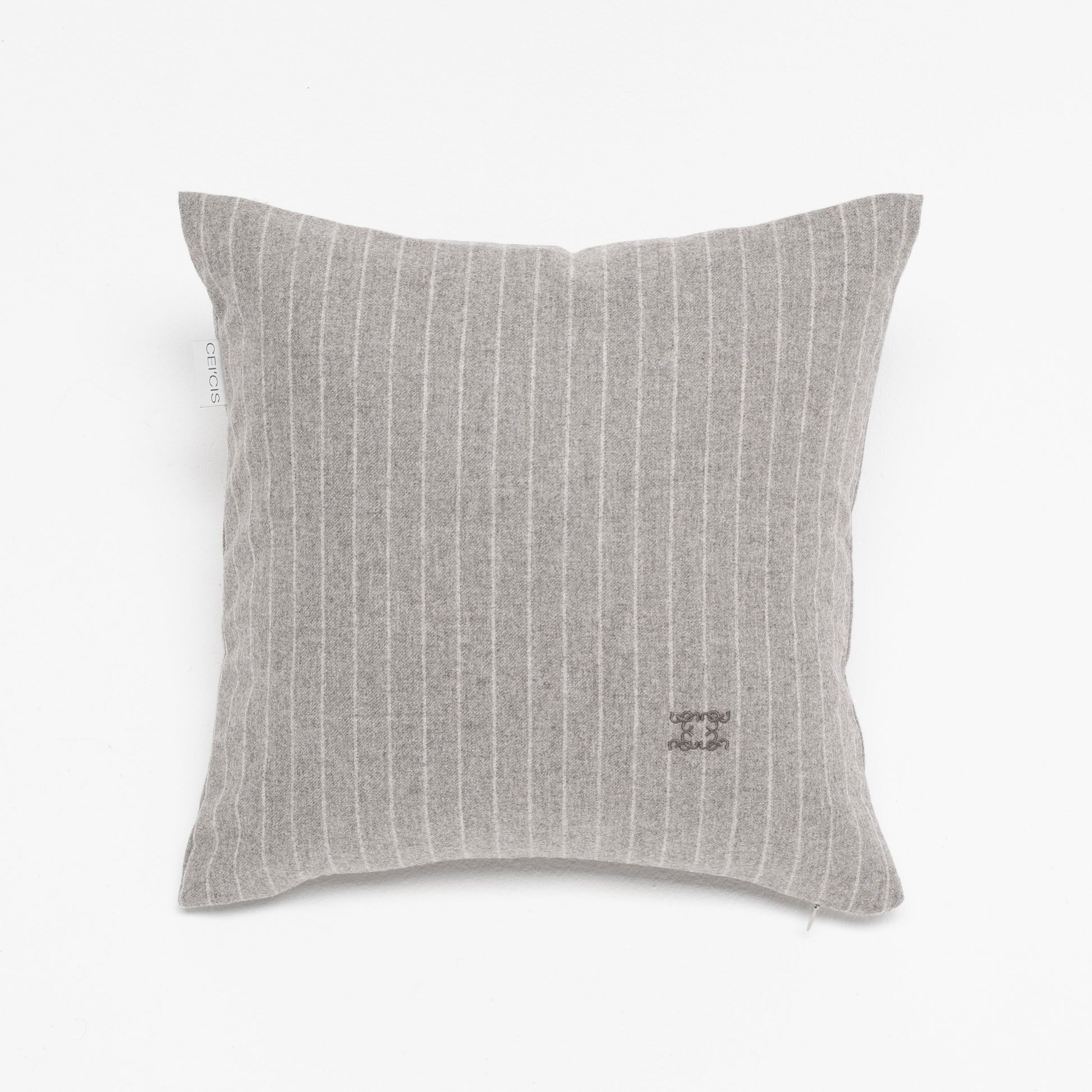 Grau gestreiftes Luxus-Dekokissen 40x40 cm aus Merinowolle – handgefertigt in Deutschland von CEI'CIS®