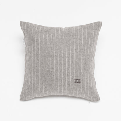 Grau gestreiftes Luxus-Dekokissen 40x40 cm aus Merinowolle – handgefertigt in Deutschland von CEI'CIS®