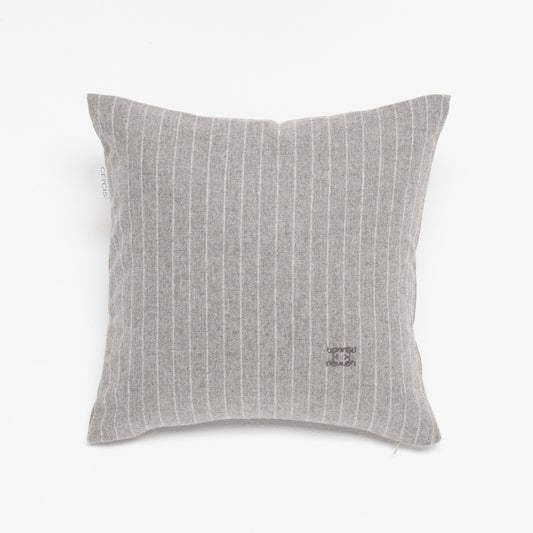 Grau gestreiftes Luxus-Dekokissen 40x40 cm aus Merinowolle – handgefertigt in Deutschland von CEI'CIS®