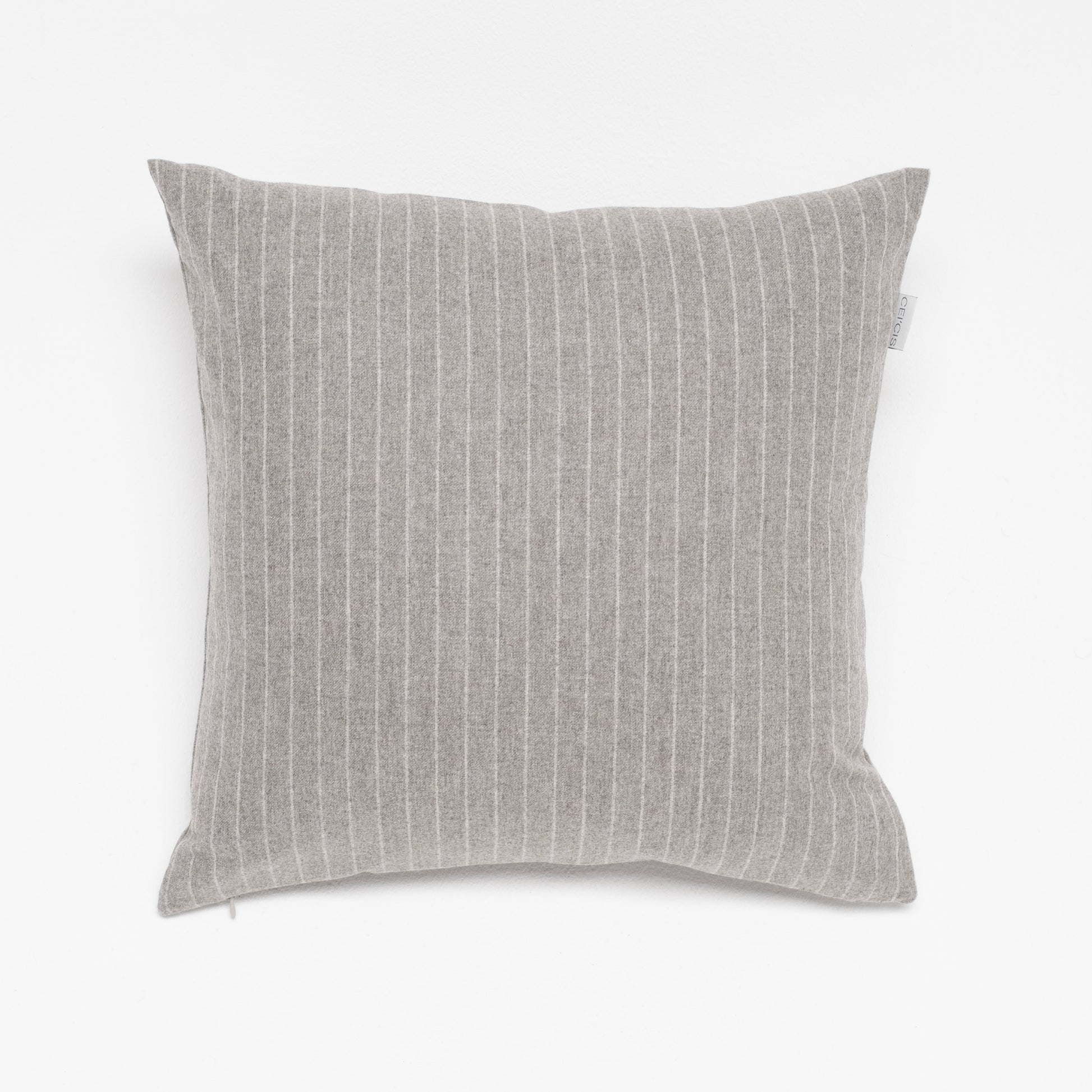 Grau gestreiftes Luxus-Dekokissen 50x50 cm aus Merinowolle – handgefertigt in Deutschland von CEI'CIS®