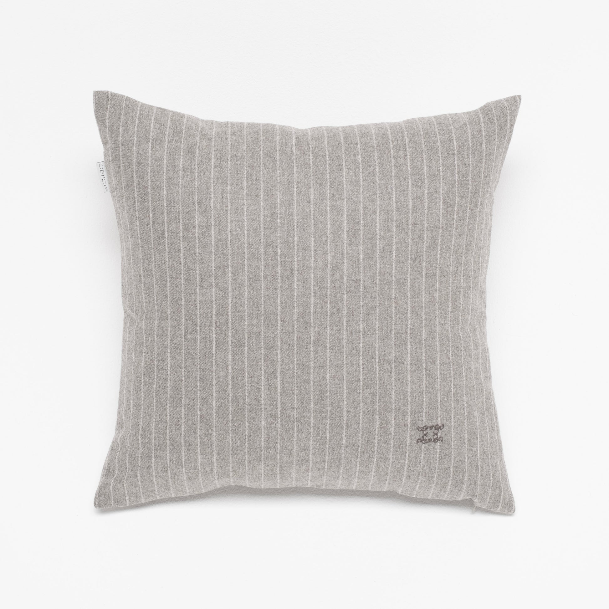 Grau gestreiftes Luxus-Dekokissen 50x50 cm aus Merinowolle – handgefertigt in Deutschland von CEI'CIS®