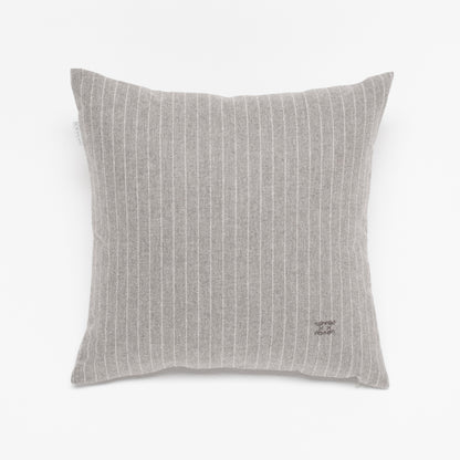 Grau gestreiftes Luxus-Dekokissen 50x50 cm aus Merinowolle – handgefertigt in Deutschland von CEI'CIS®