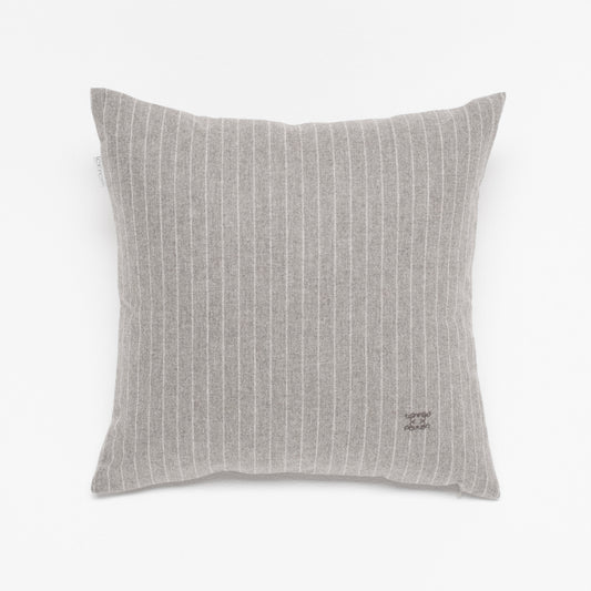 Grau gestreiftes Luxus-Dekokissen 50x50 cm aus Merinowolle – handgefertigt in Deutschland von CEI'CIS®